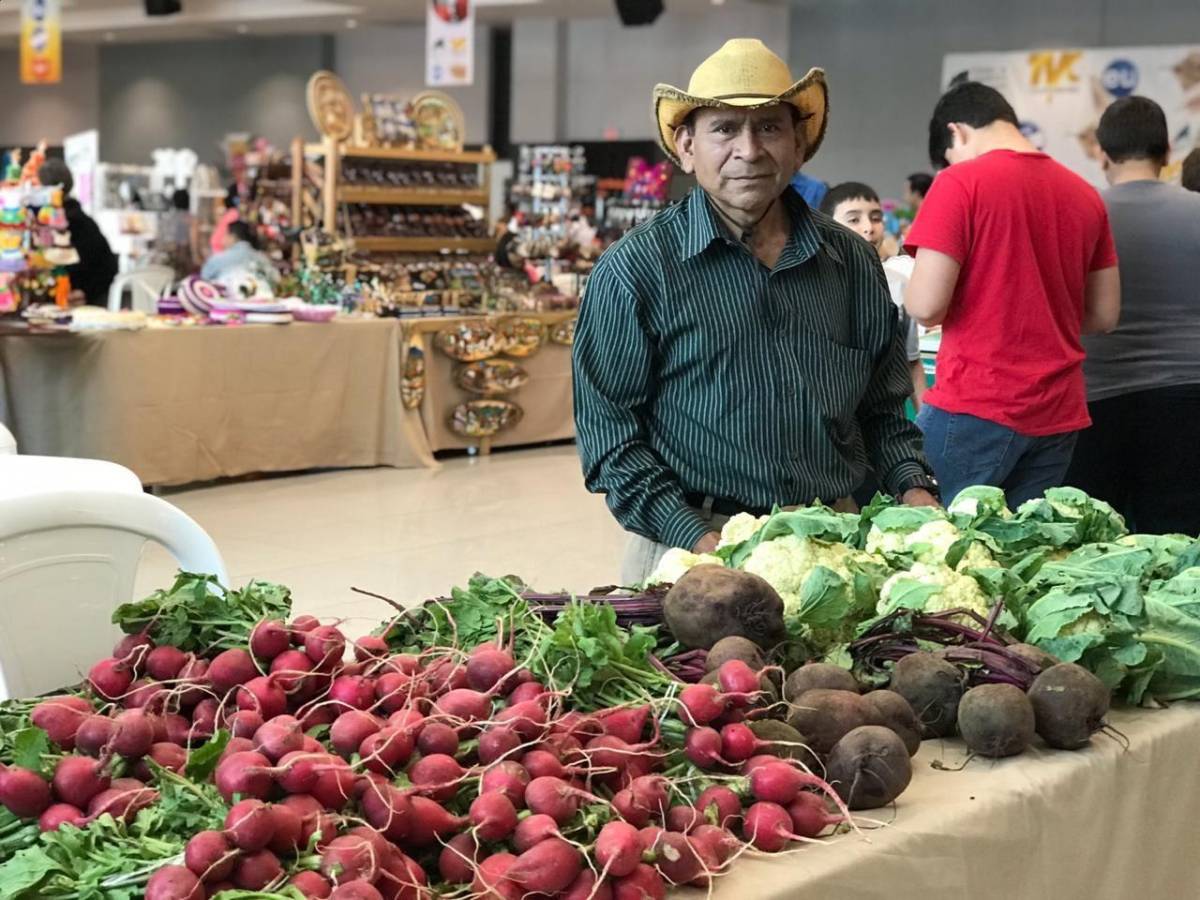 Don Sotero vende verdura que cosecha con mucho esfuerzo.