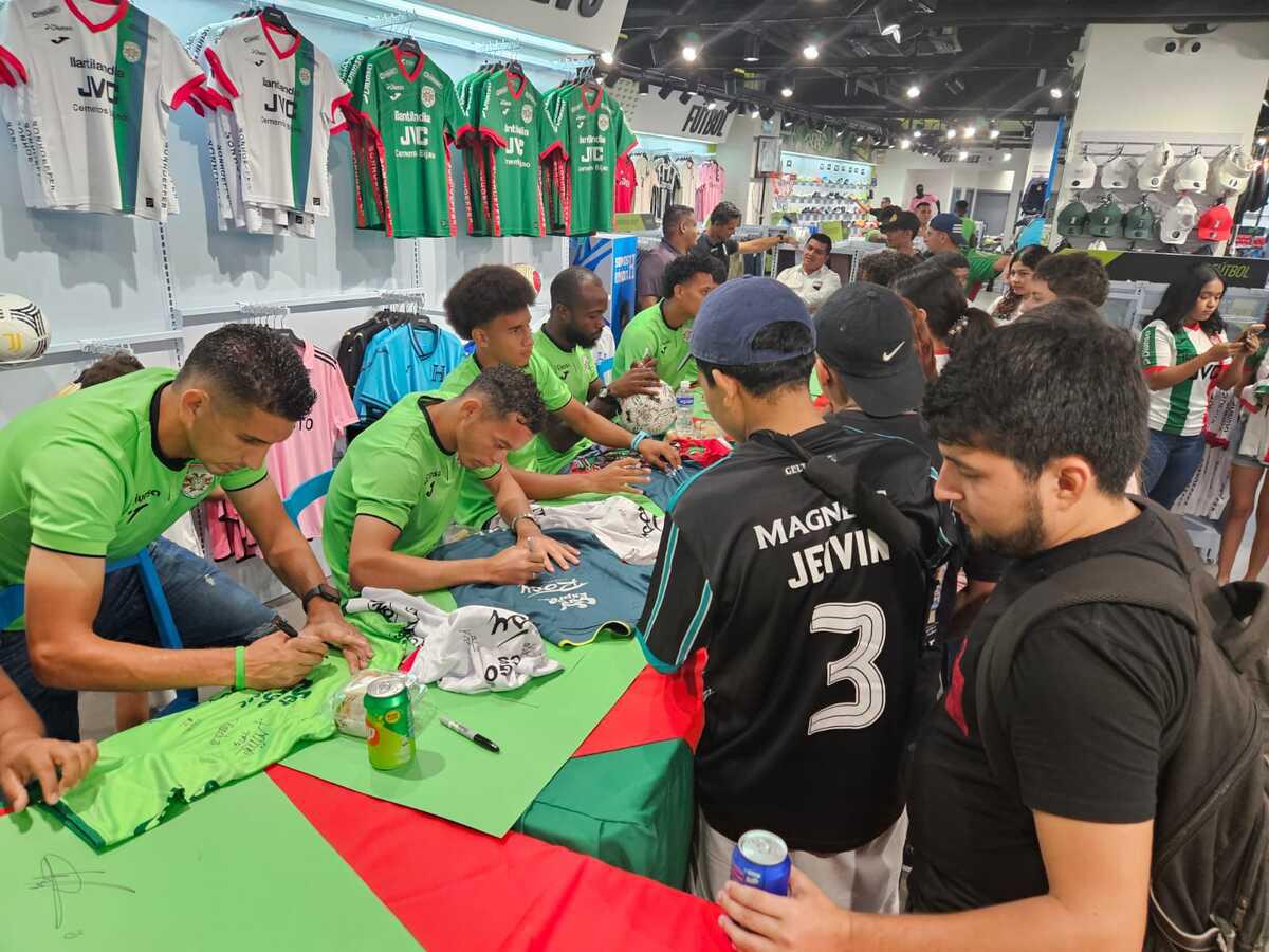 Club deportivo Marathón firma autógrafos en Sportia