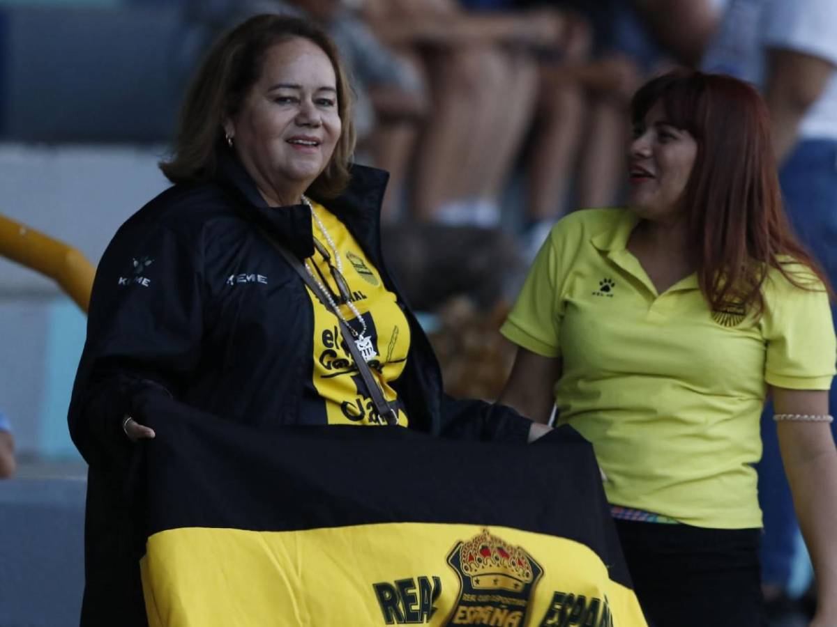 Tres mujeres enamoran y madre de reina da ejemplo en primer partido de Liga