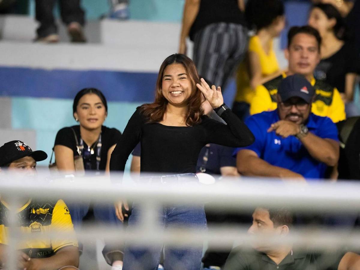 La alegría de Real España, grave lesión, jugador caminó descalzoy linda chica enamora