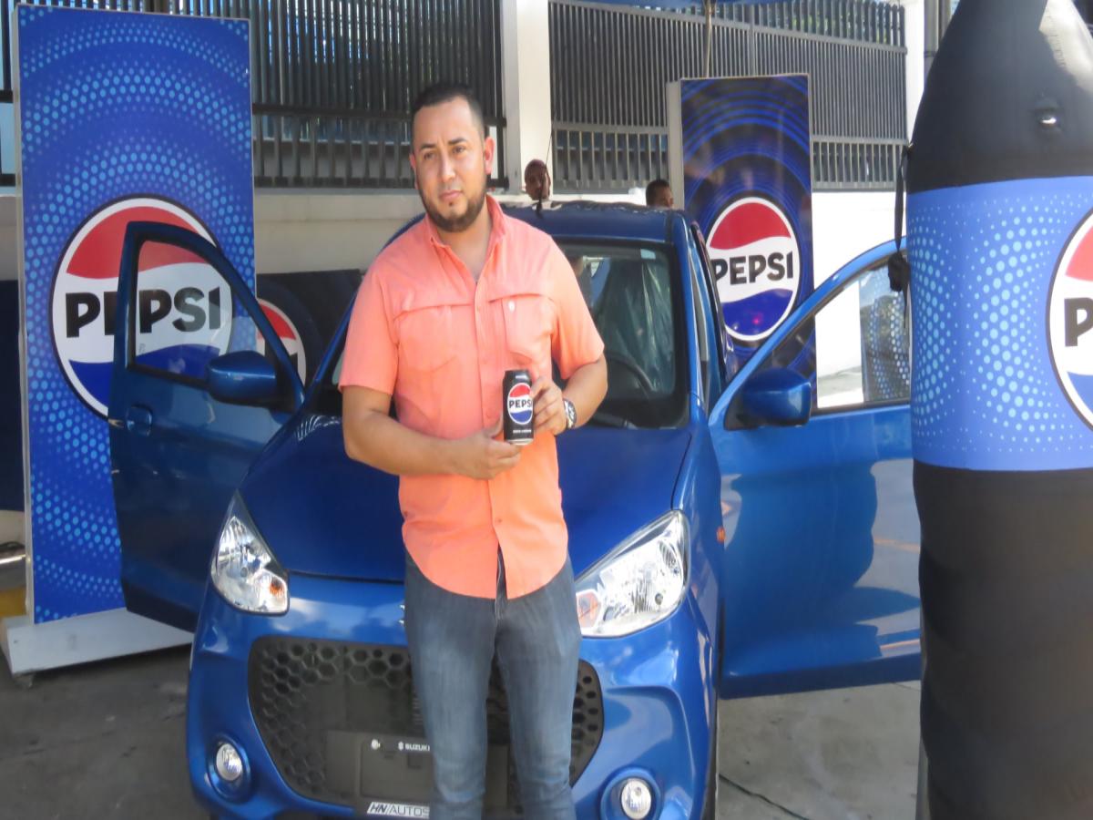 Roger Reyes llegó desde la ciudad de Tela para recoger su Suzuki Alto totalmente nuevo, gracias a Pepsi.