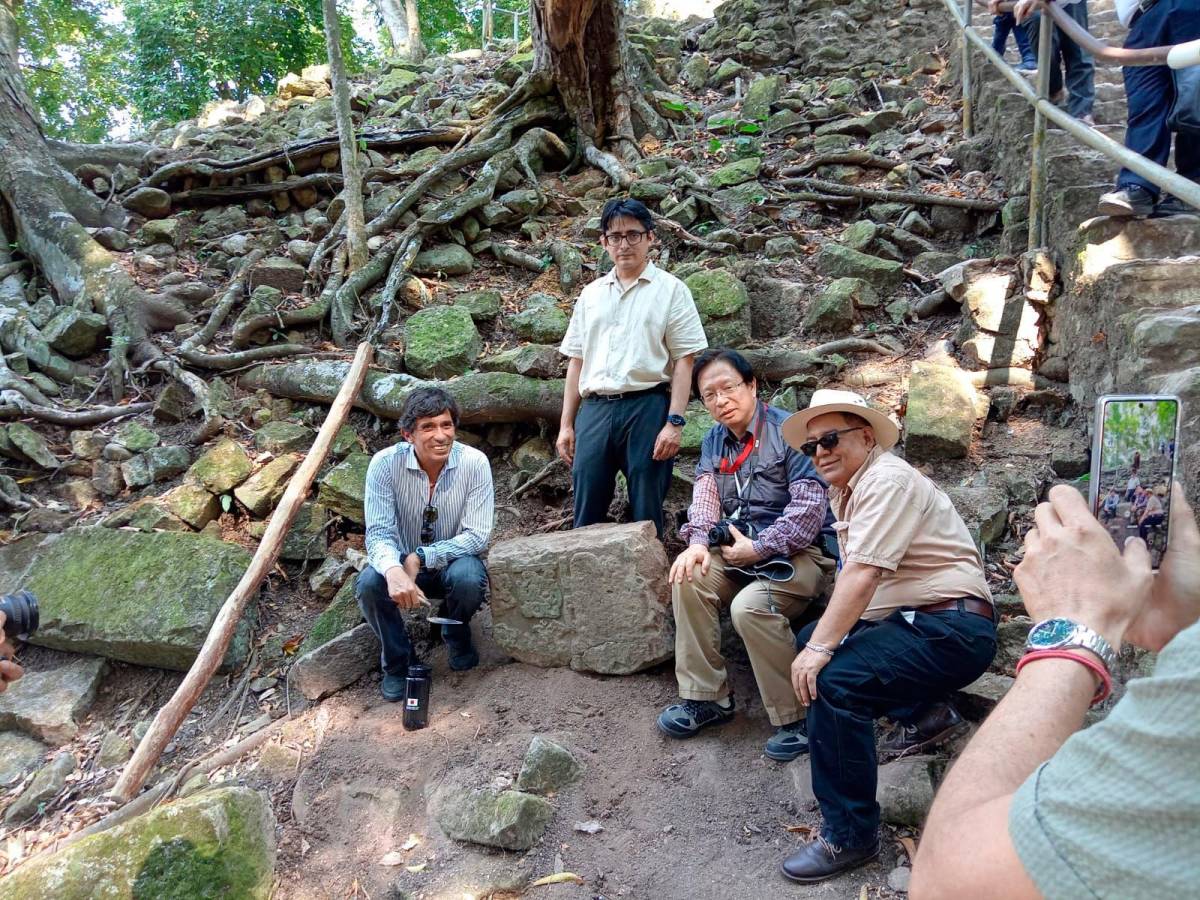 Descubren fragmento de estela maya en Copán