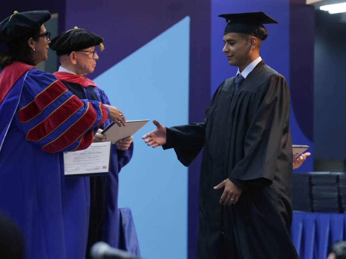¡Ejemplar! Futbolista de Olimpia se gradúa y recibe su título de la Universidad