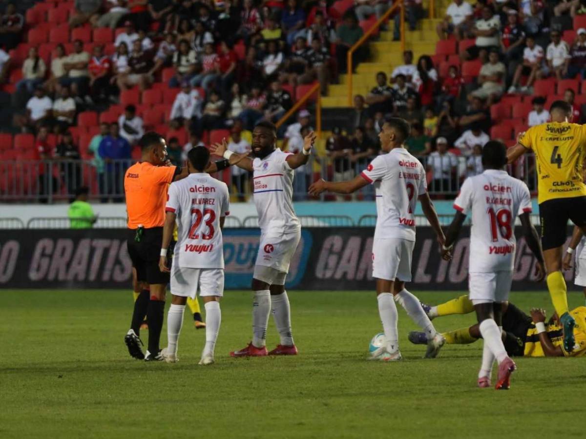 Rebeldía al Olimpia, jugador al hospital, Arboleda estalla y Policía interviene