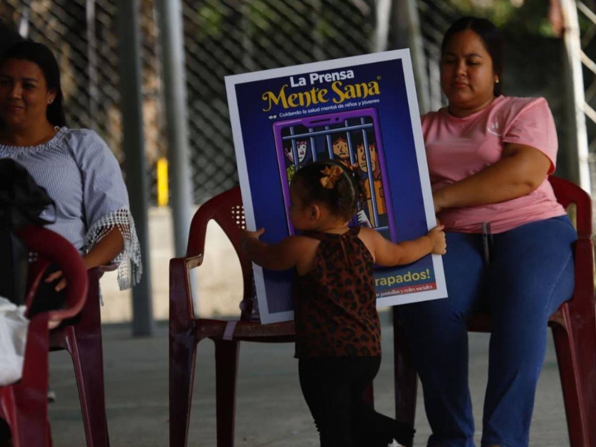 Cerca de 200 padres del CEB Dionisio de Herrera aprendieron sobre la adicción a pantallas