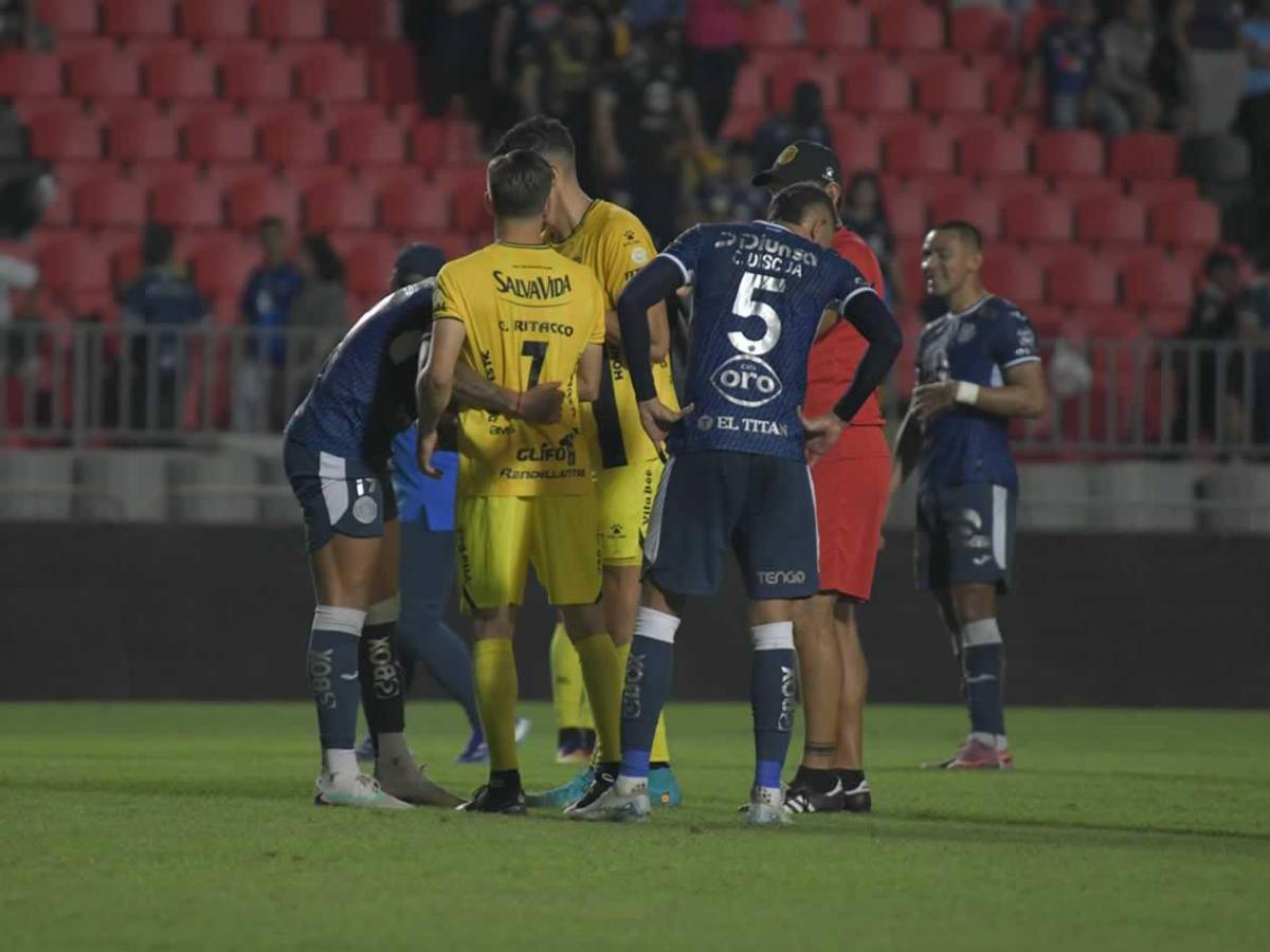 'Tota' Medina pierde la cabeza, festejo a lo Cristiano, mensaje al DT de Honduras en el Clásico y lindas chicas