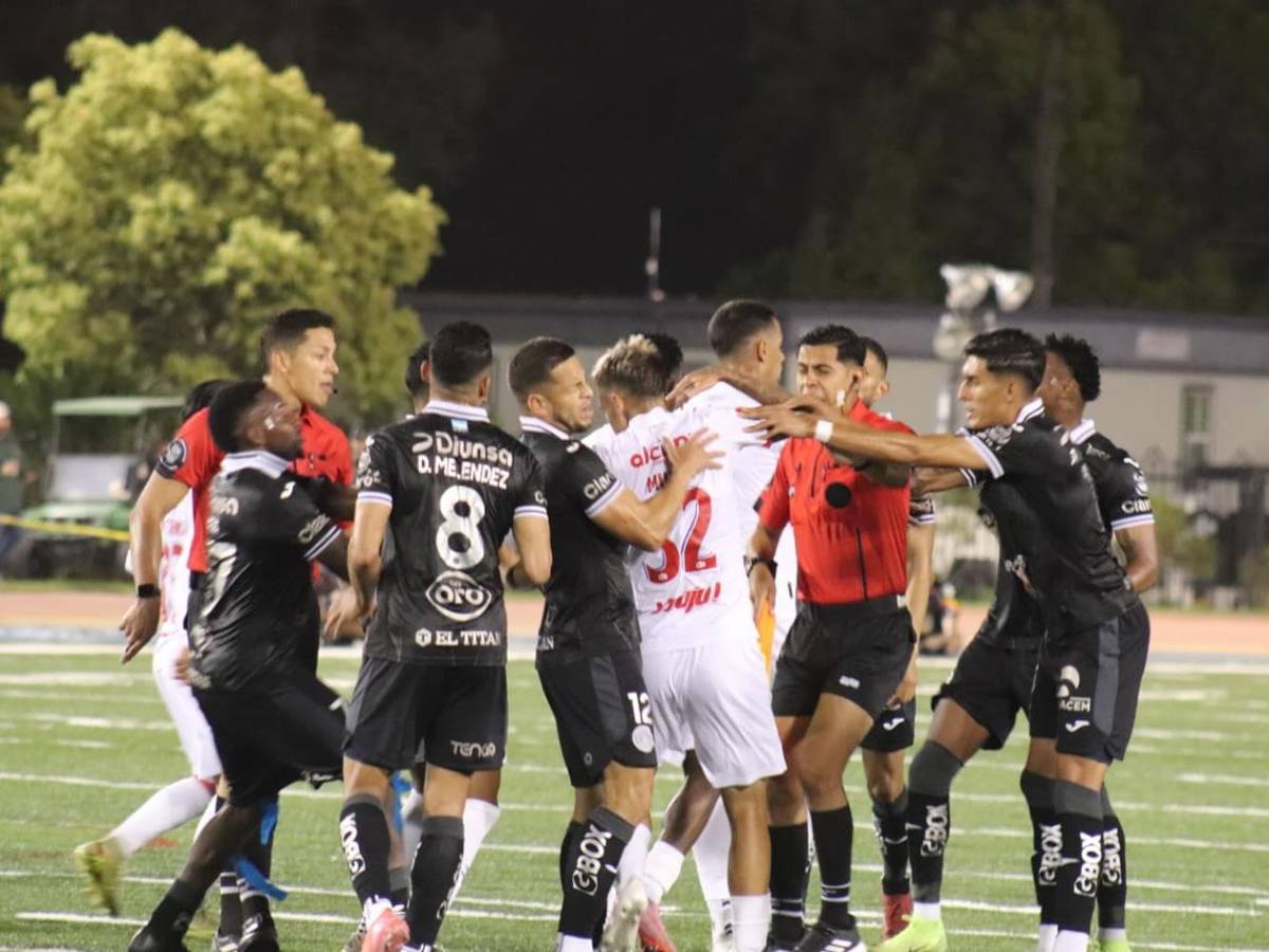 A los golpes Olimpia y Motagua: zafarrancho, expulsados y bellezas en New Orleans