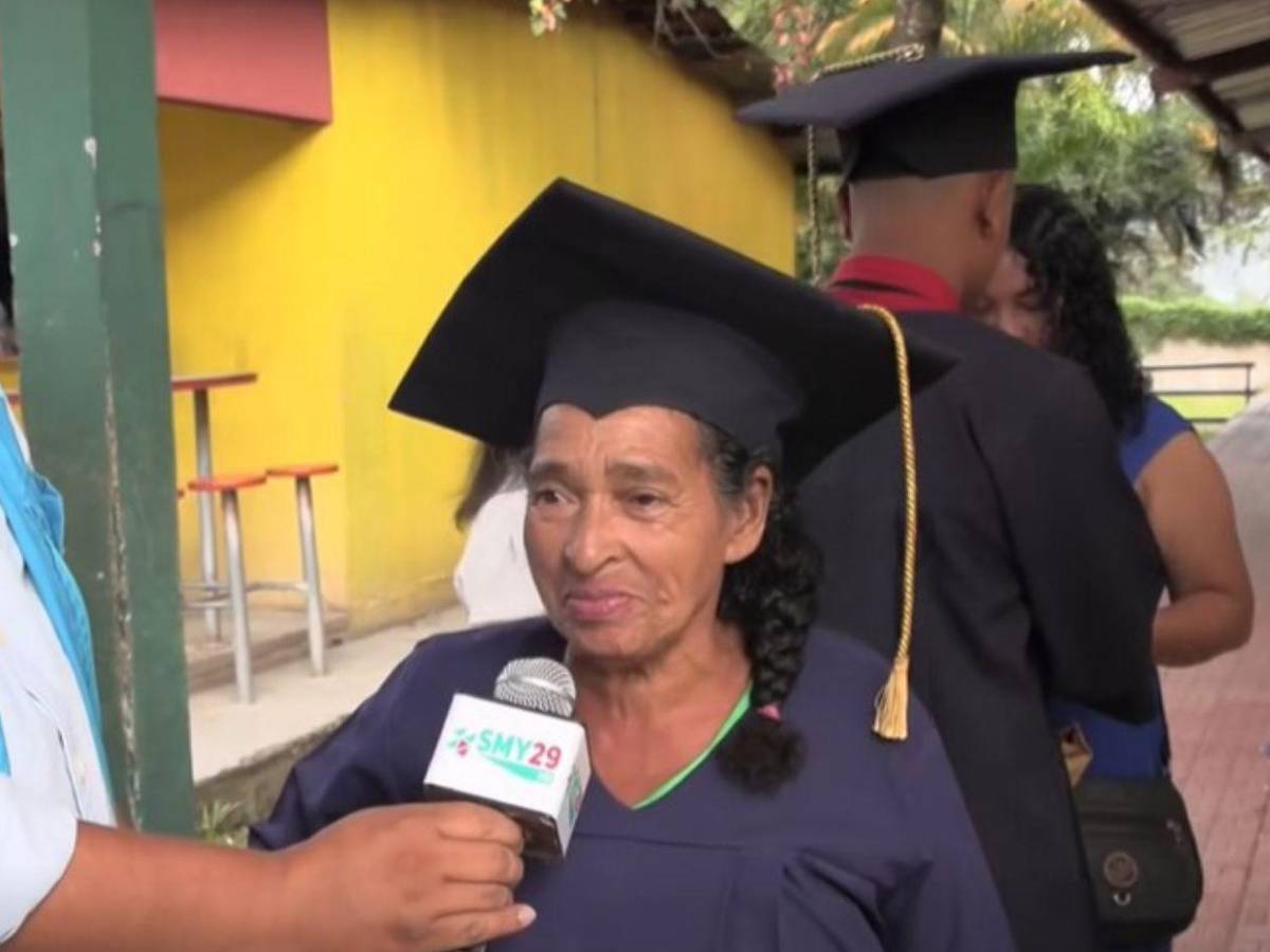 Alegría en Yoro: A sus 65 años, doña Vicky cumple su sueño de graduarse