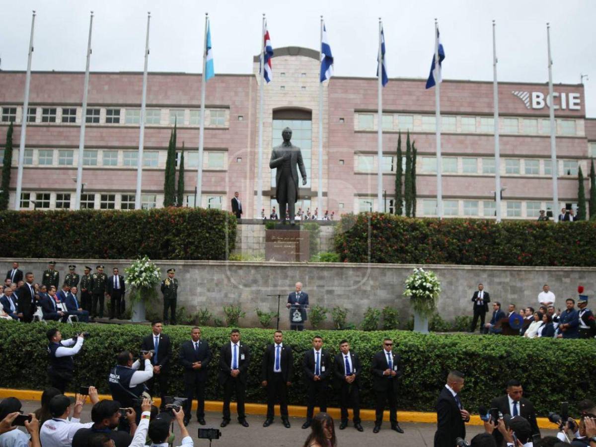 Doctora Floridalia Aguilar protesta en el BCIE durante celebración patria