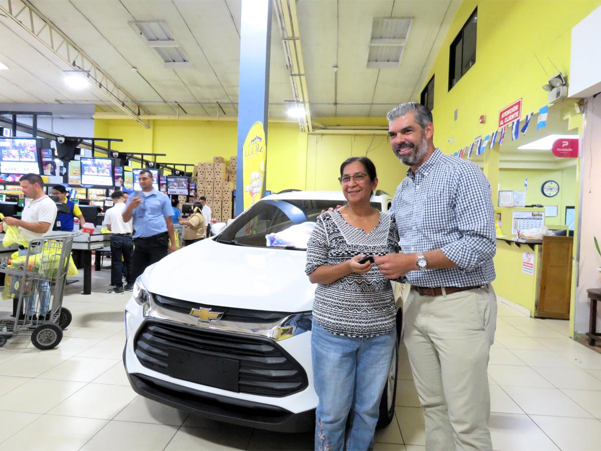 Supermercados Colonial entrega vehículo al ganador de su campaña “22 años de tu súper sampedrano”