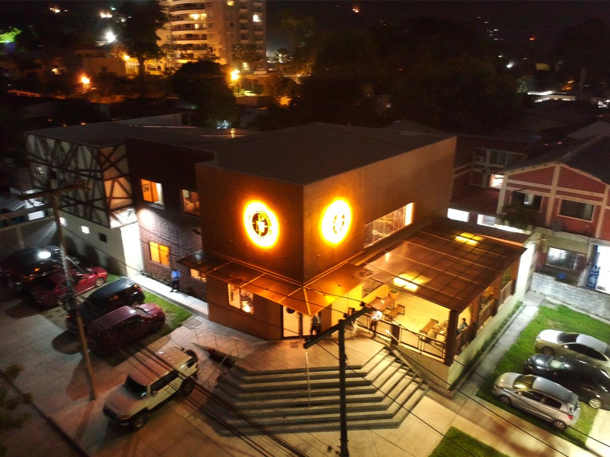 El “taproom” de Cervecería Perla Negra está ubicado en barrio Río de Piedras, San Pedro Sula, entre 3 y 4 avenida, S.O. Abren de martes a viernes de 4:00 pm a 10:00 pm y sábado de 11:00 am a 10:00 pm.