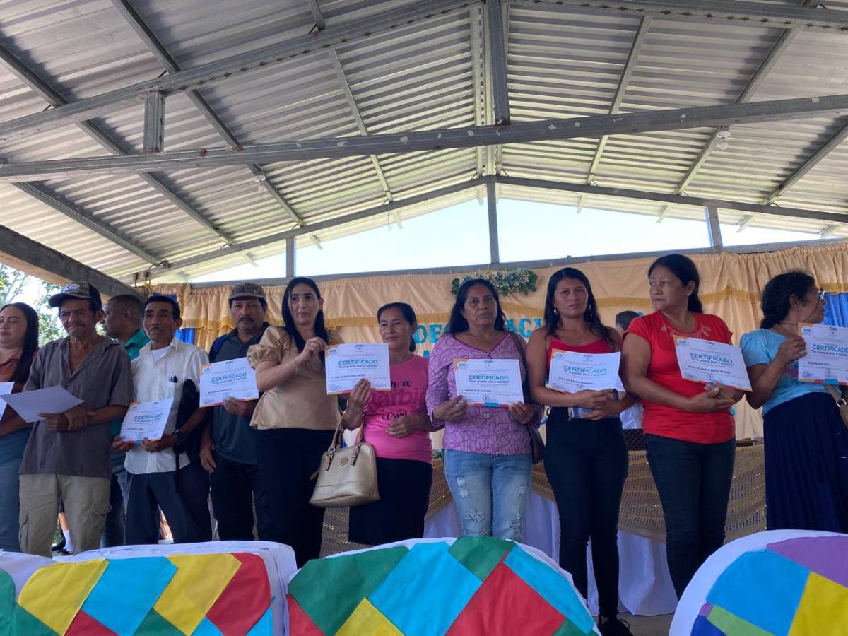 Entregan diplomas a alfabetizantes en el municipio de San Antonio Cortés.