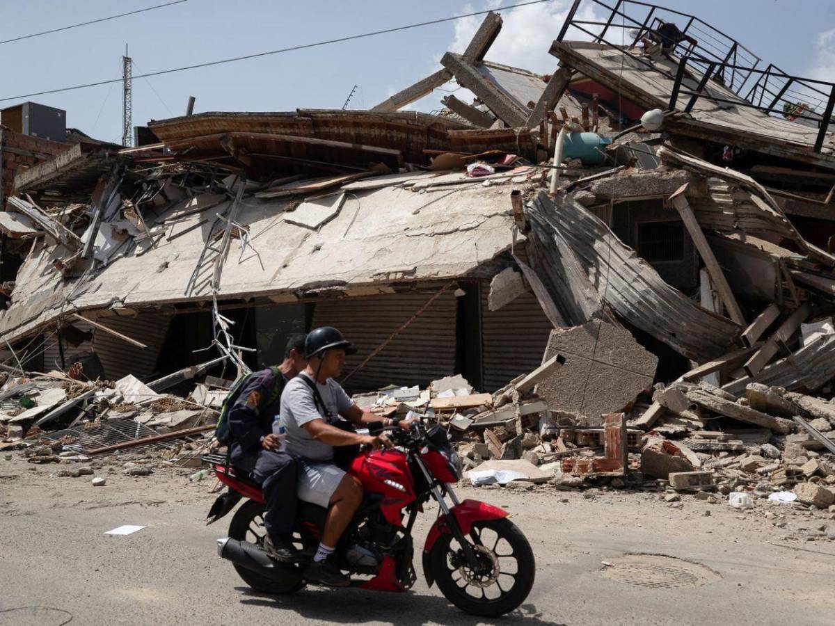 Necesitamos tapabocas por los olores: víctimas continúan bajo los escombros en Venezuela