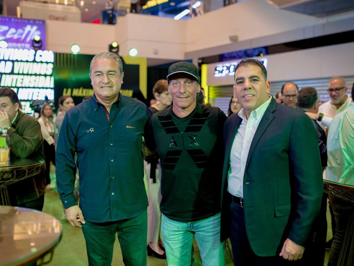 Mario Faraj junto a invitados especiales que asistieron al evento de inauguración de Sportia en Cascadas Mall.