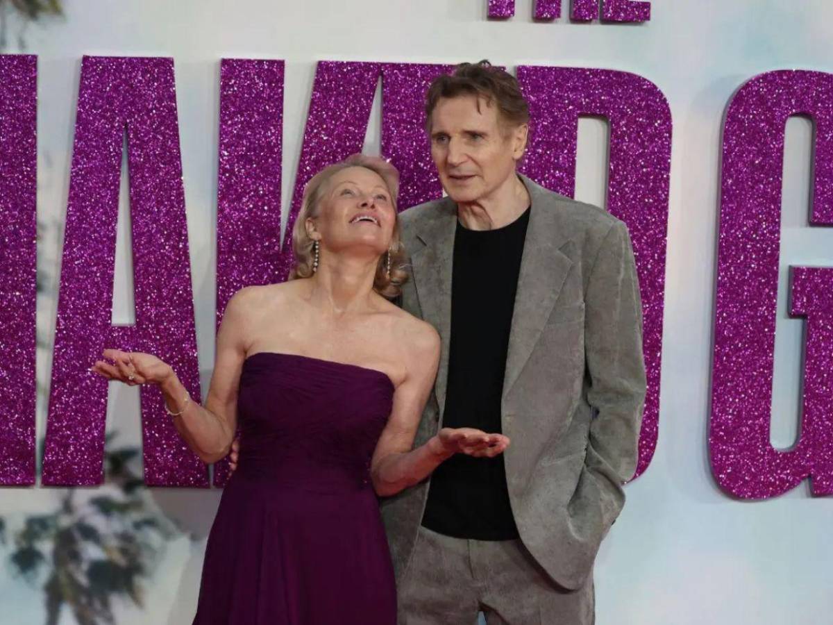 Pamela Anderson revela detalles sobre su romance íntimo y fugaz con Liam Neeson