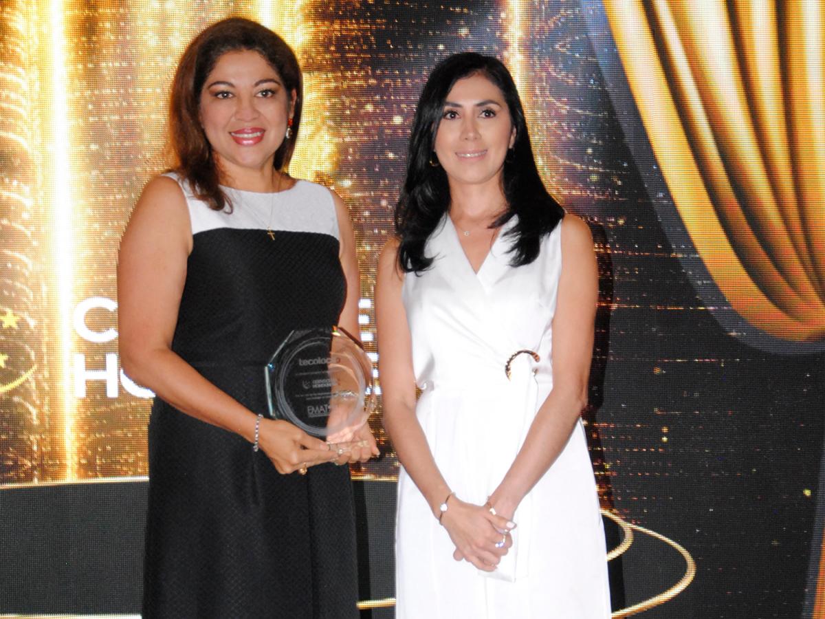 Karla Ávila, directora Legal y Asuntos Corporativos, sostiene con orgullo el reconocimiento otorgado por la agencia Tecoloco.com a Cervecería Hondureña.