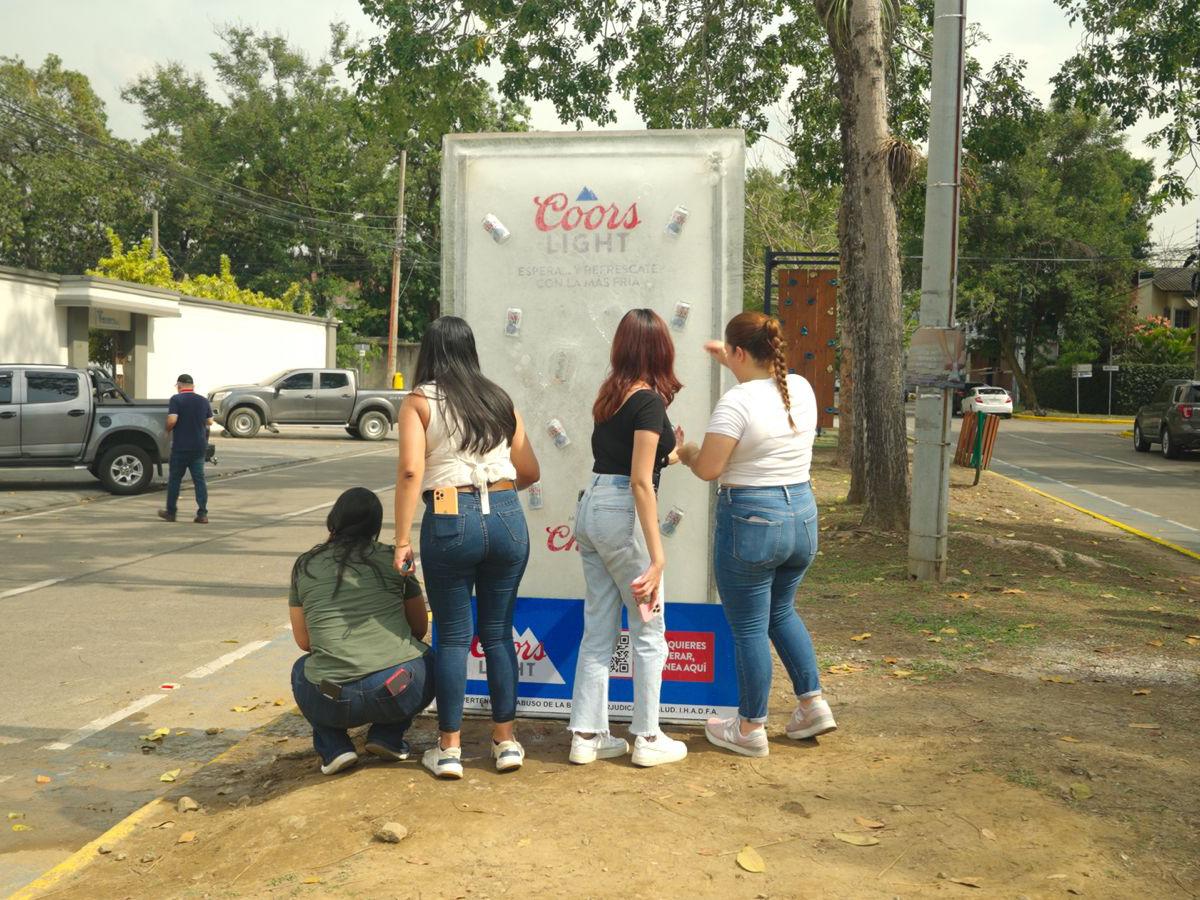 Coors Light presenta el primer mupi de hielo de Honduras: ¡ChillStop!