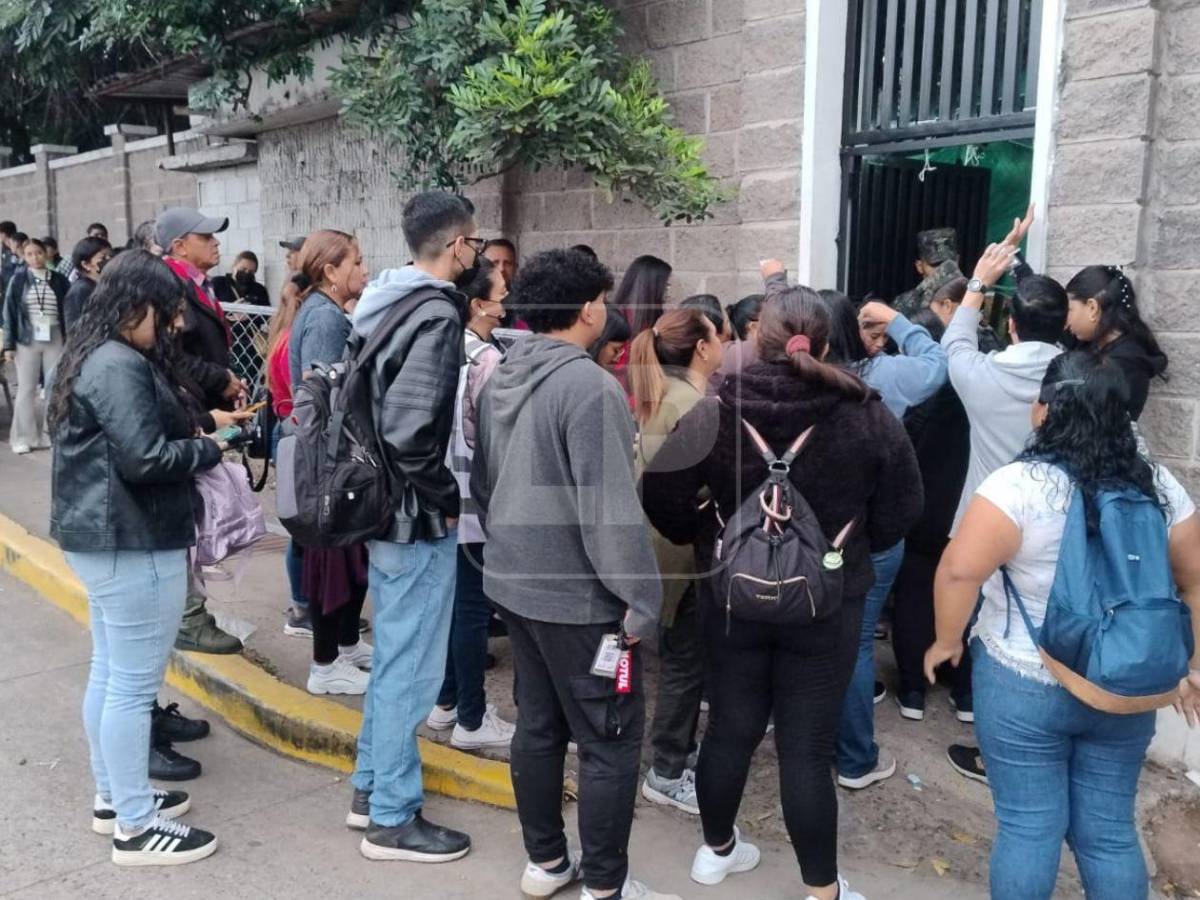 En imágenes: Así se vive la espera del escrutinio especial en los alrededores del CLE