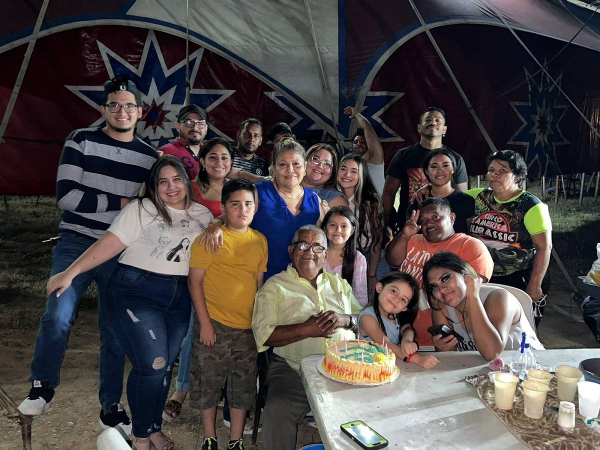 Rigoberto junto a su familia y familia circense.