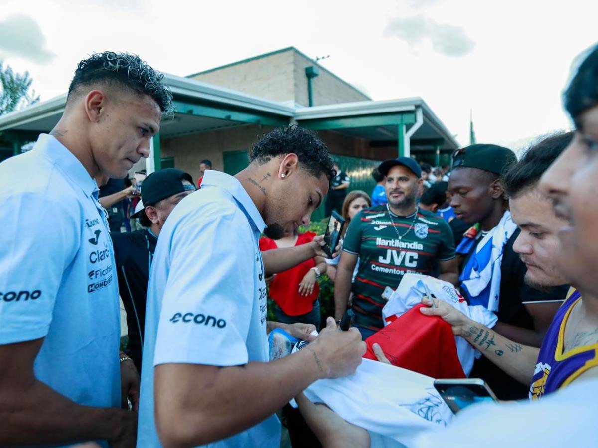 Locura por Palma, gifiti, regalos y youtuber presente en entreno de Honduras