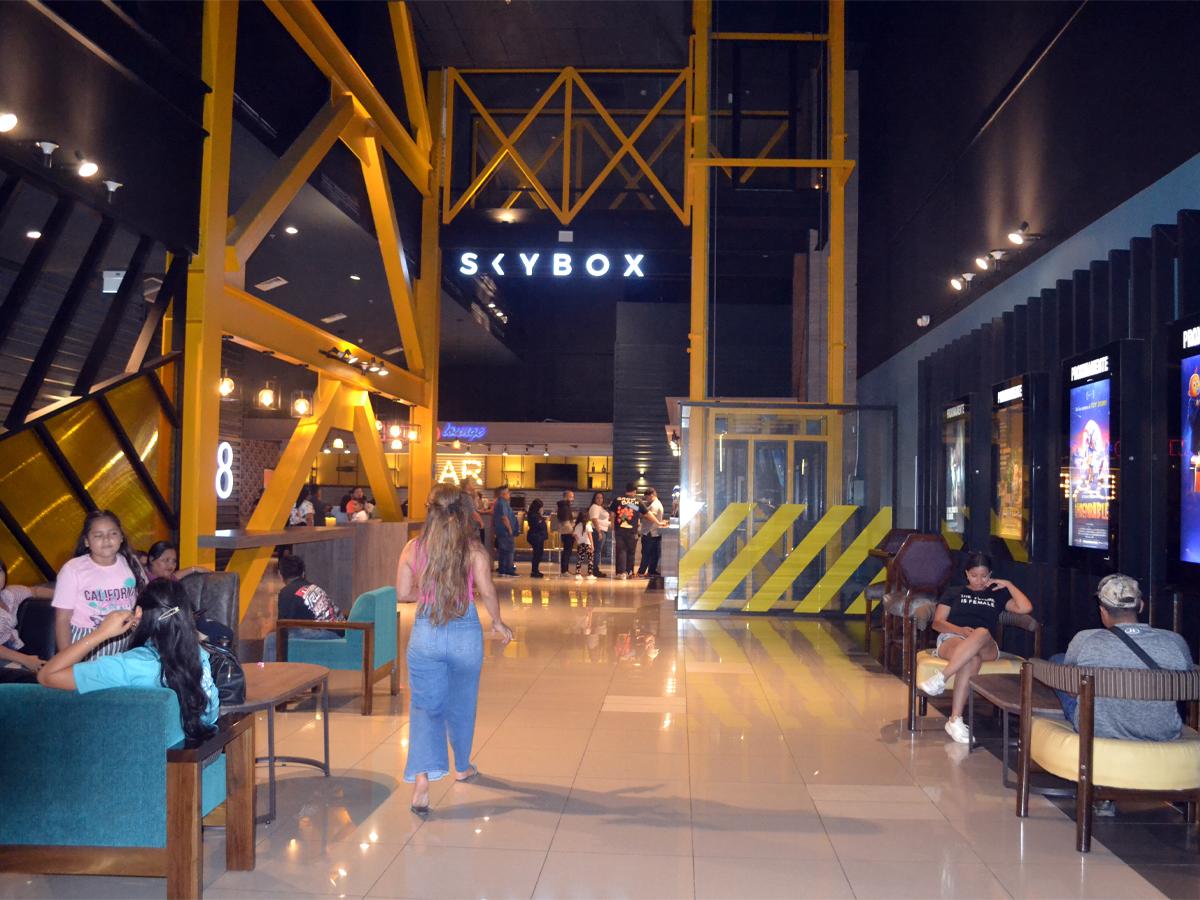 Para tu conveniencia, Metrocinemas ofrece cinco salas normales, una semi VIP 2 VIP y dos Sky BOX Pro.