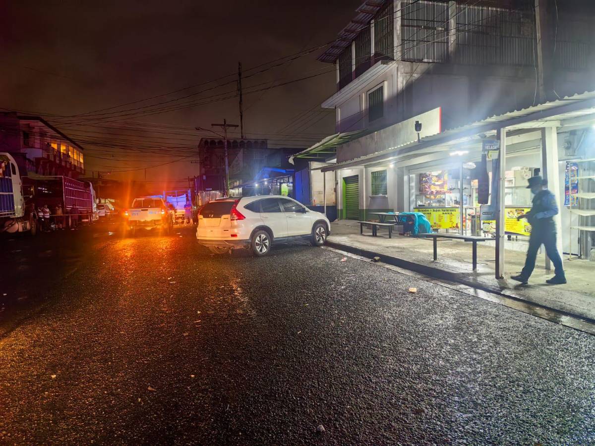 El cuerpo de la víctima quedó sobre un asiento de las mesas del negocio.