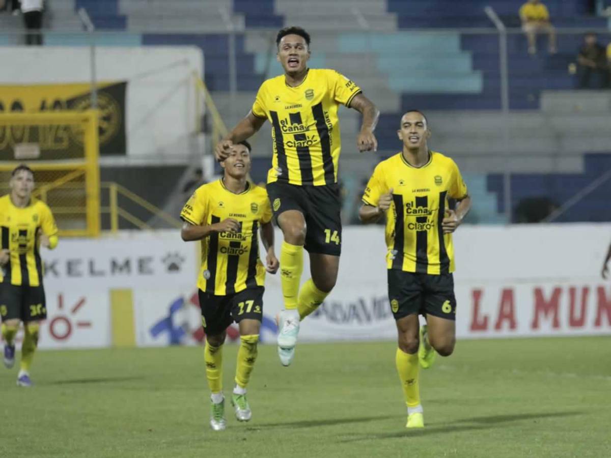 Real España de fiesta, dardo del 'Droopy' a Menjívar y bellas chicas en el Morazán