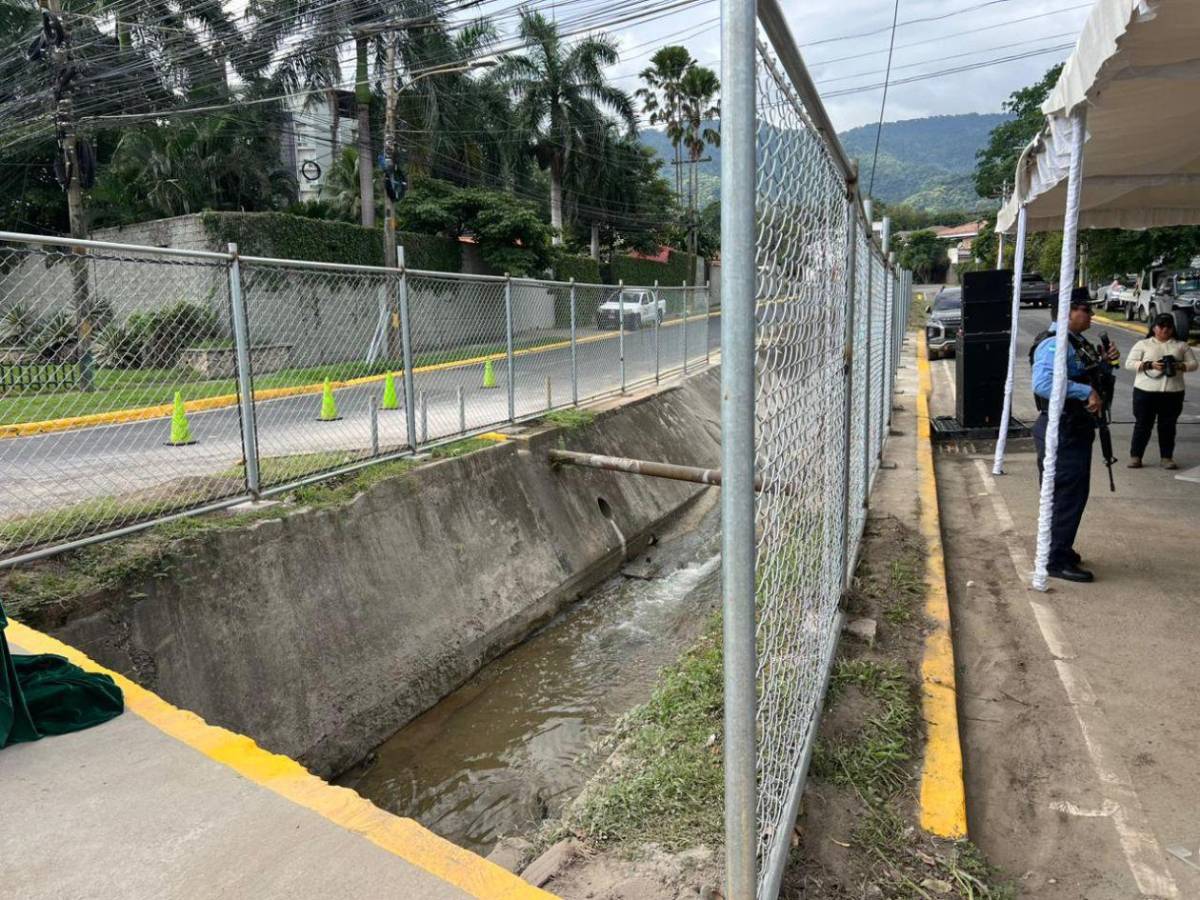 San Pedro Sula honra al inspector Kevin Pérez con placa por su acto heroico