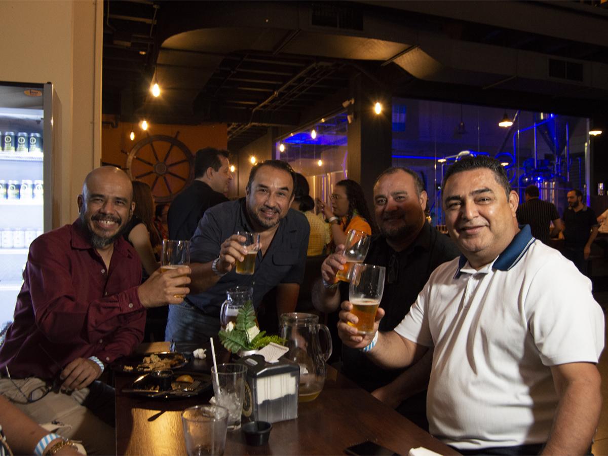 El ambiente que se vive en Cervecería Perla Negra siempre es diferente, garantizando el mejor sabor y la más completa diversión en San Pedro Sula.