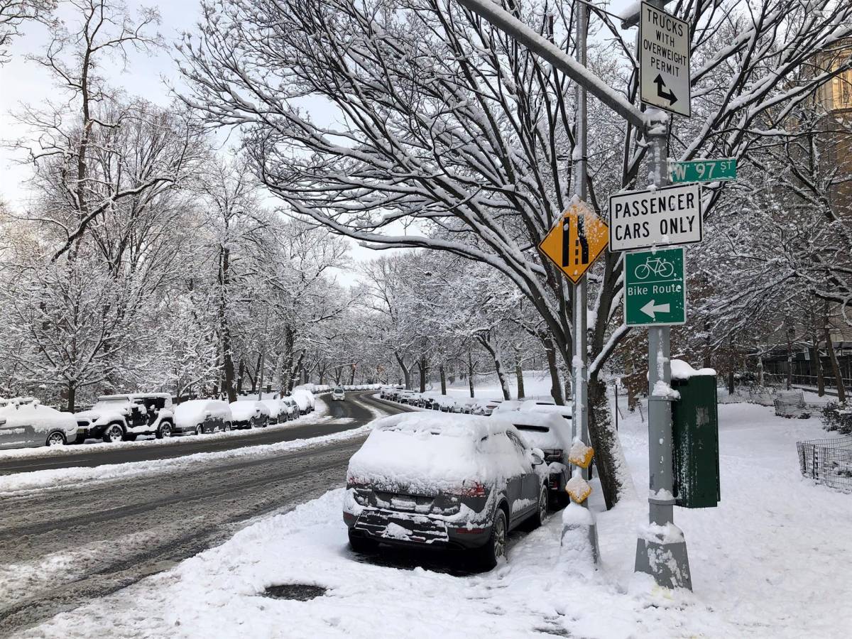 La ciudad de Nueva York amanece cubierta con la primera nieve del año