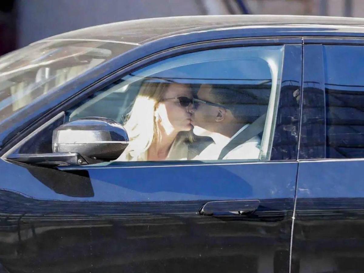 Mbappé y Ester Expósito desatan la locura: fotos del beso que confirma su romance