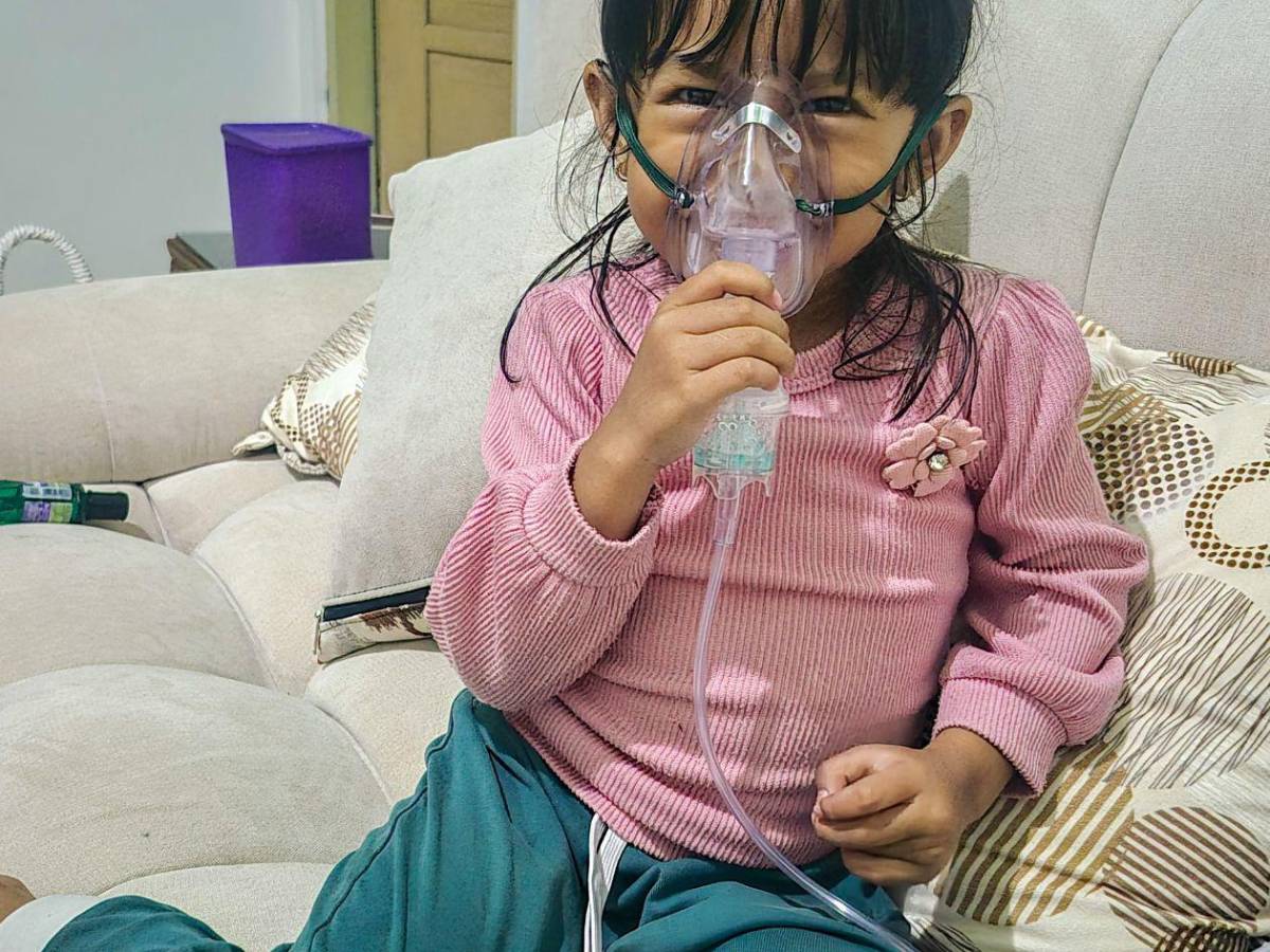 Así destroza la tos ferina el pecho de un bebé: tose hasta ponerse morado...