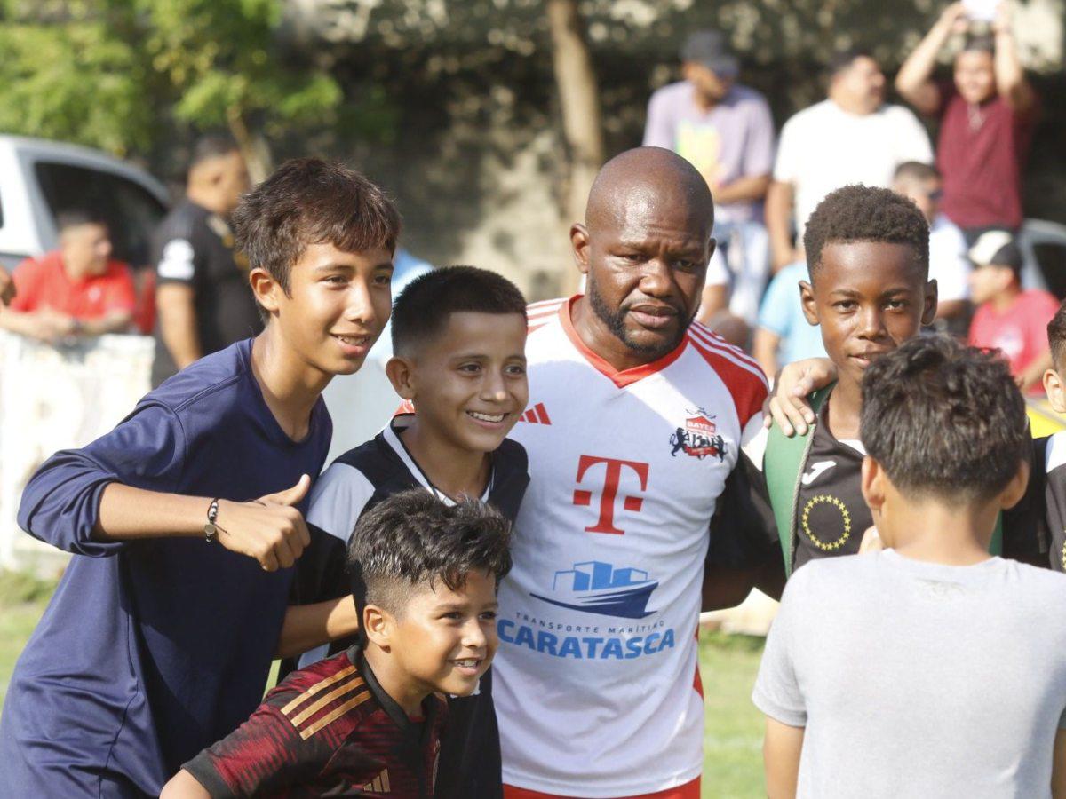 Tyson Núñez goza del cariño de los niños.