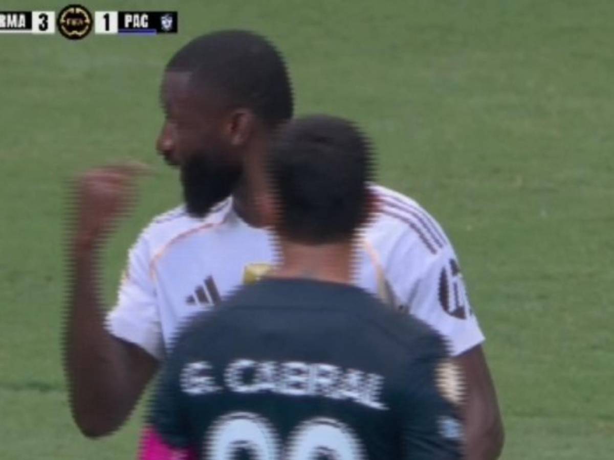 Real Madrid- Pachuca: Enfado de Xabi, mofa a Vinicius y polémico gesto de árbitro