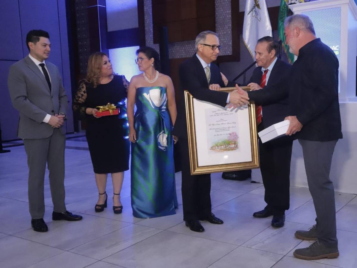 COMENAC 2025 rinde homenaje al Dr. Feizal Selman-Housein