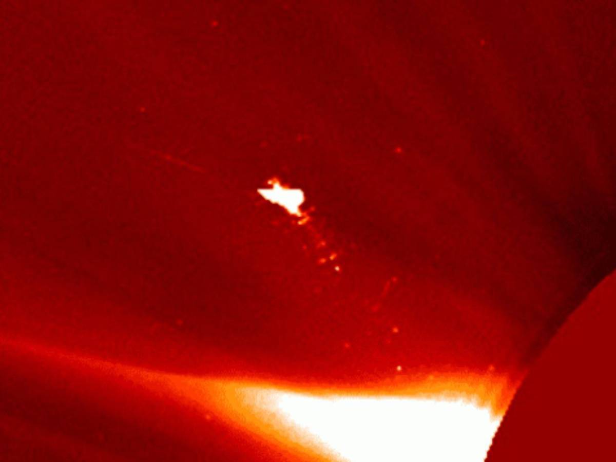 Impactante: Captan a misterioso y gigantesco objeto salir del Sol