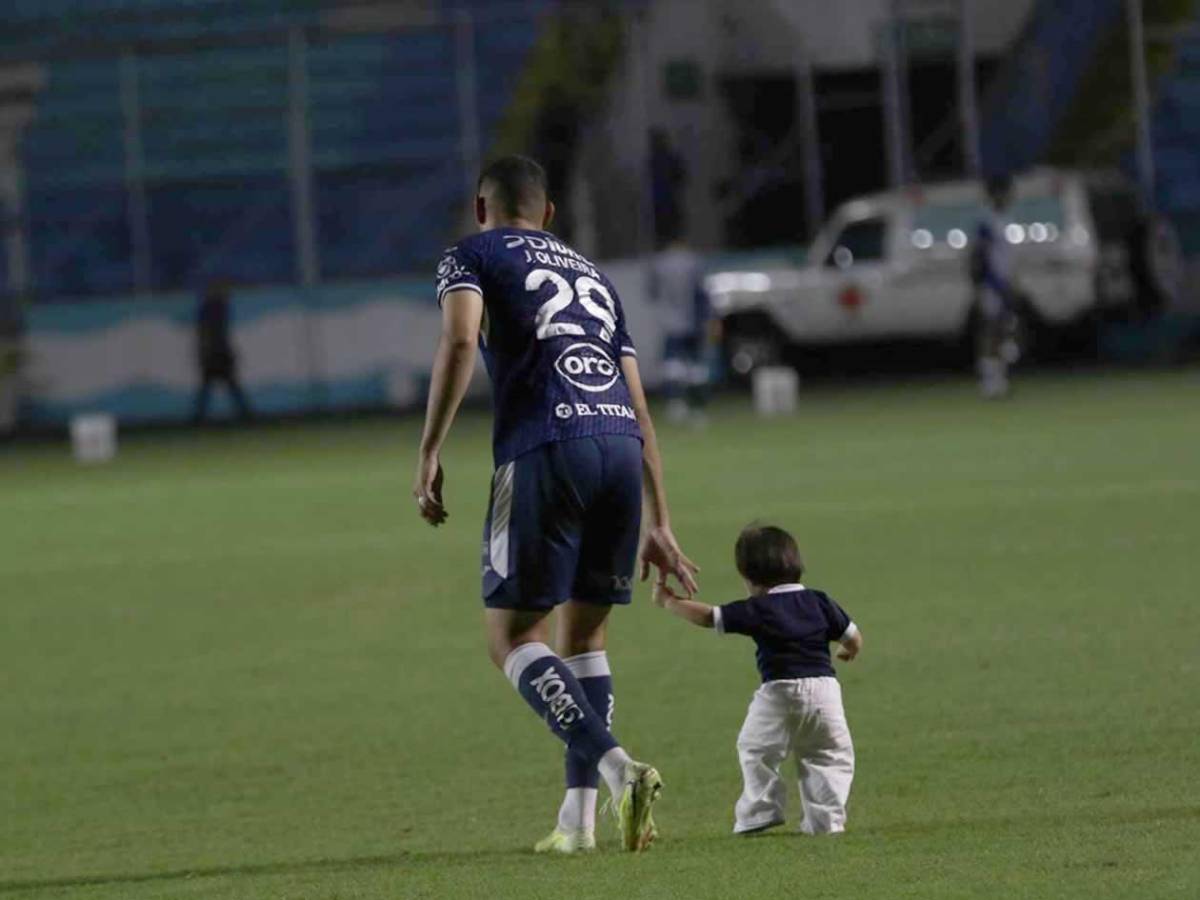 'Tota' Medina pierde la cabeza, festejo a lo Cristiano, mensaje al DT de Honduras en el Clásico y lindas chicas