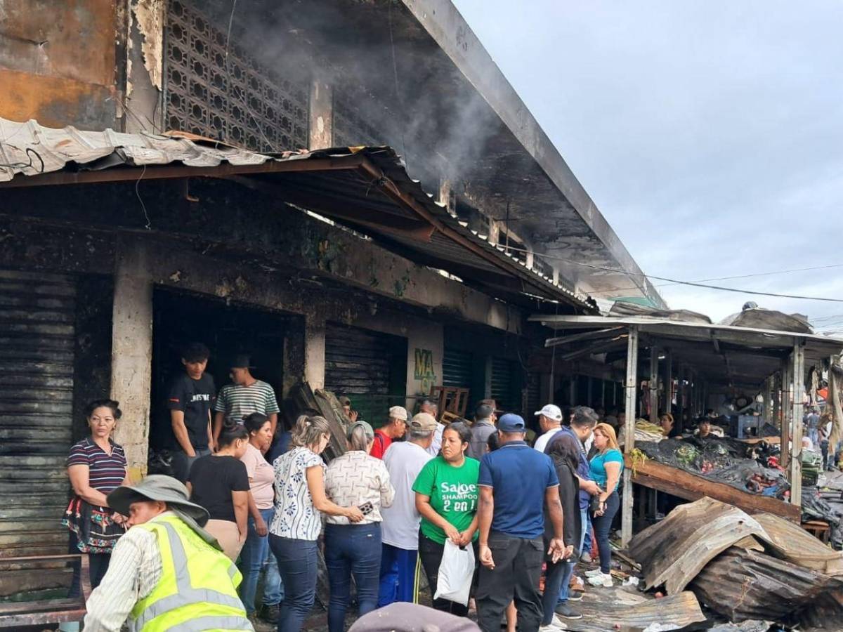 Historias de pérdida y esperanza tras incendio que arrasó con locales en mercado