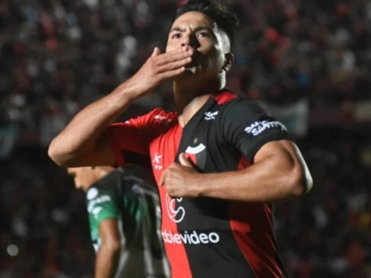 Futbolista presenta a su novio en medio de entrevista y equipo toma decisión