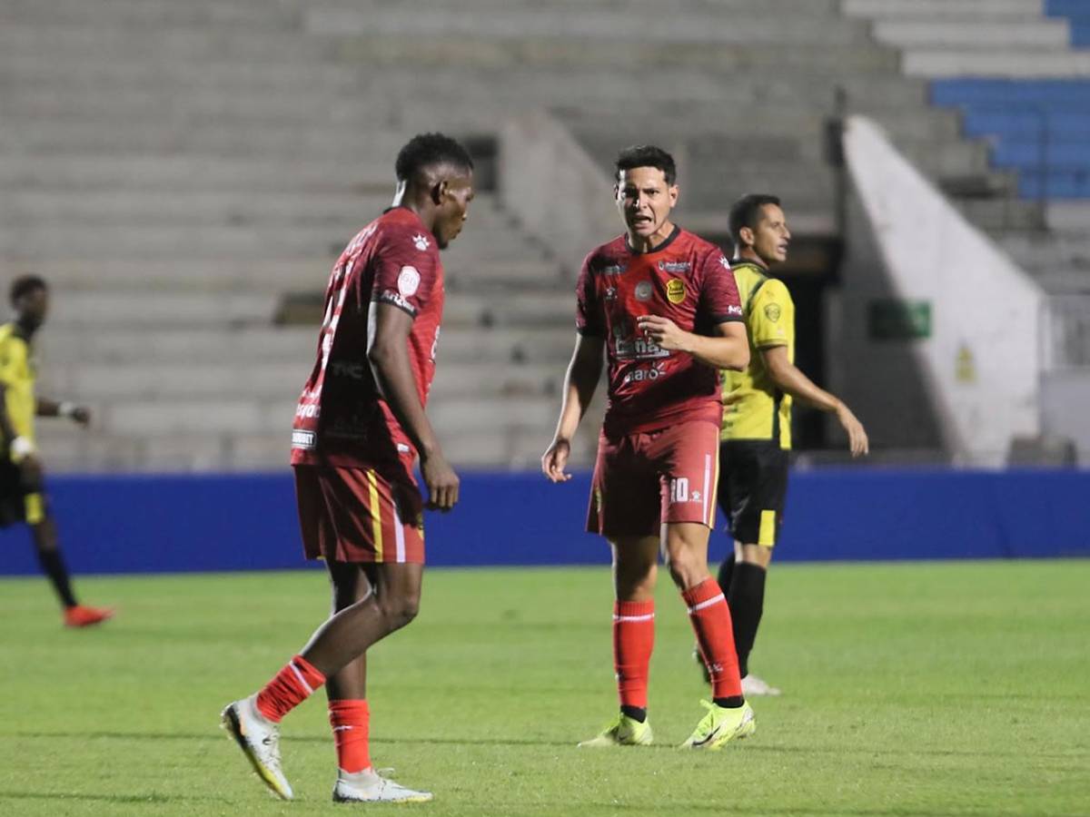 Pelea entre jugadores de Real España, festejo de Génesis y las chicas