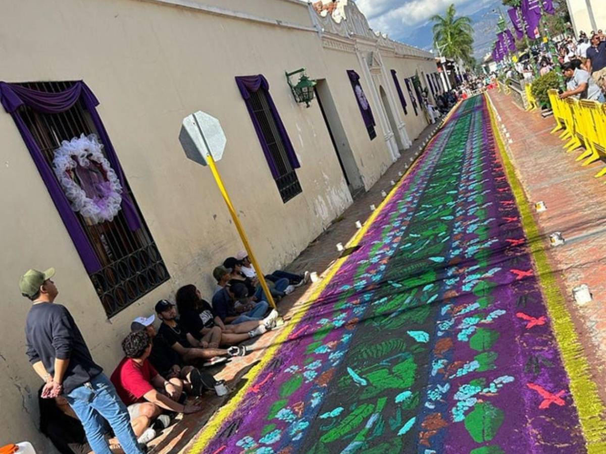 Coloridas y religiosas alfombras embellecen Comayagua en Semana Santa