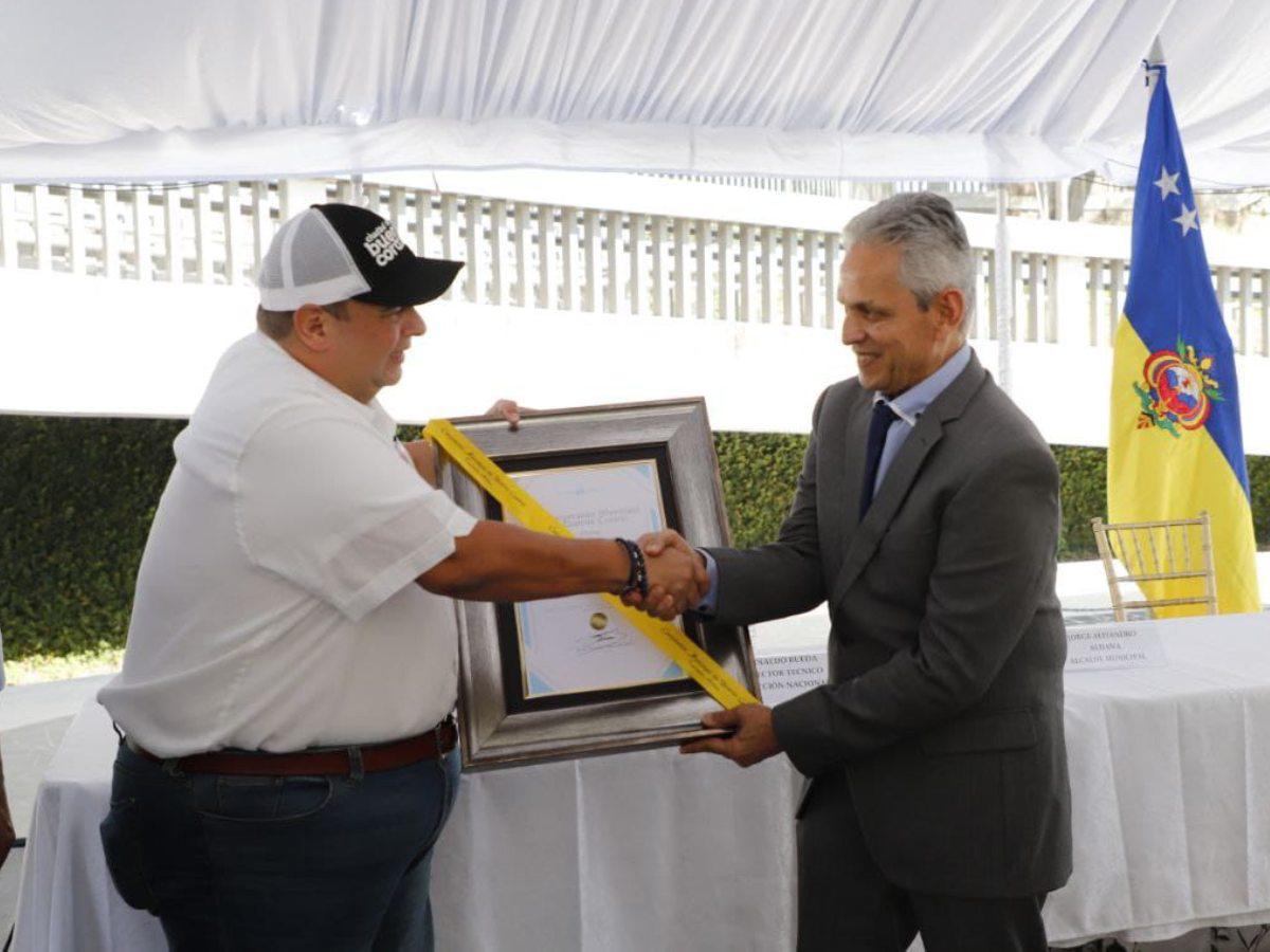 Reinaldo Rueda fue galardonado por Jorge Aldana, alcalde de Tegucigalpa