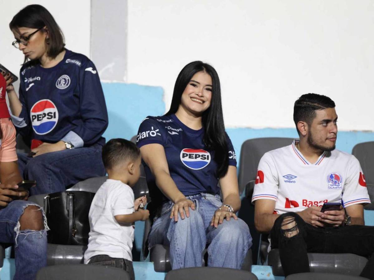 Bellas chicas adornan el Motagua vs Olimpia: ¿Laura Meza en el estadio?