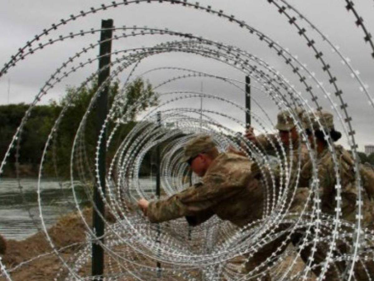 Biden pide a la Corte Suprema quitar el alambre de púas en la frontera con México