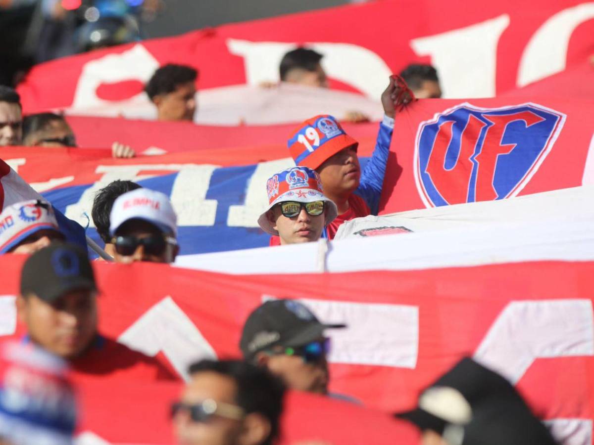 Las bellezas del clásico, show de Ultra Fiel y ambientazo para el Olimpia-Motagua