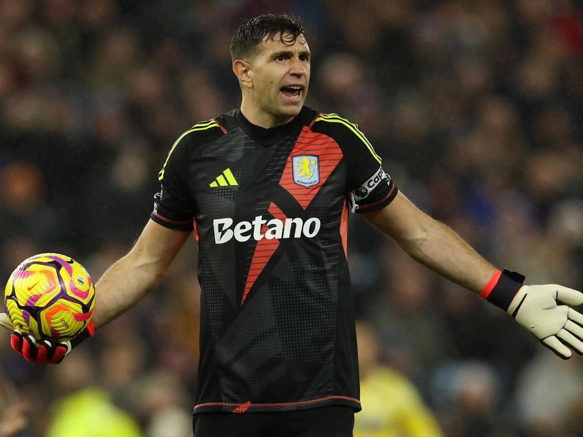 'Dibu' Martínez: los dos gigantes de Europa que pelean fichaje del portero argentino