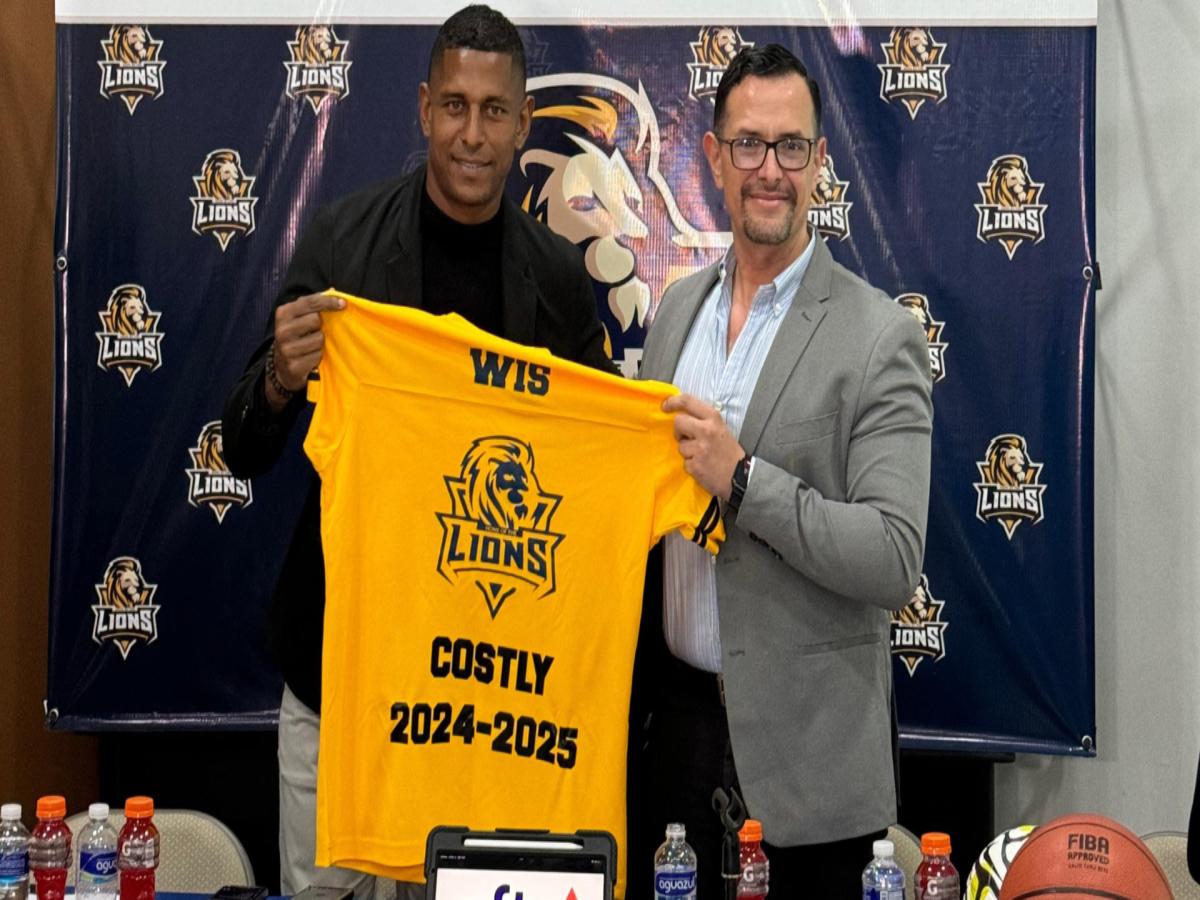 Carlo Costly junto al rector Dany Guerra.