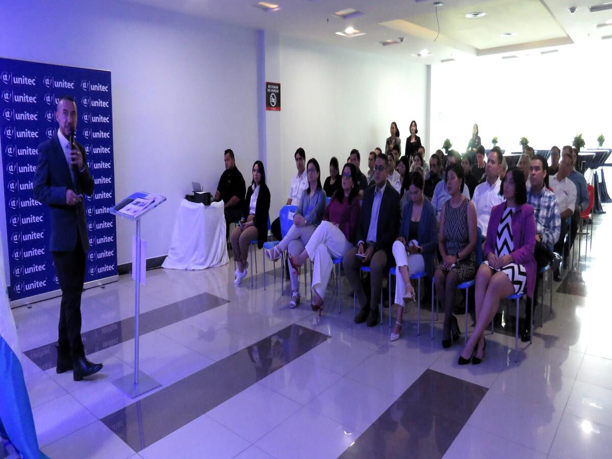 El coordinador de la carrera de Ingeniería Civil, Hector Padilla al presentar el nuevo plan de estudios.