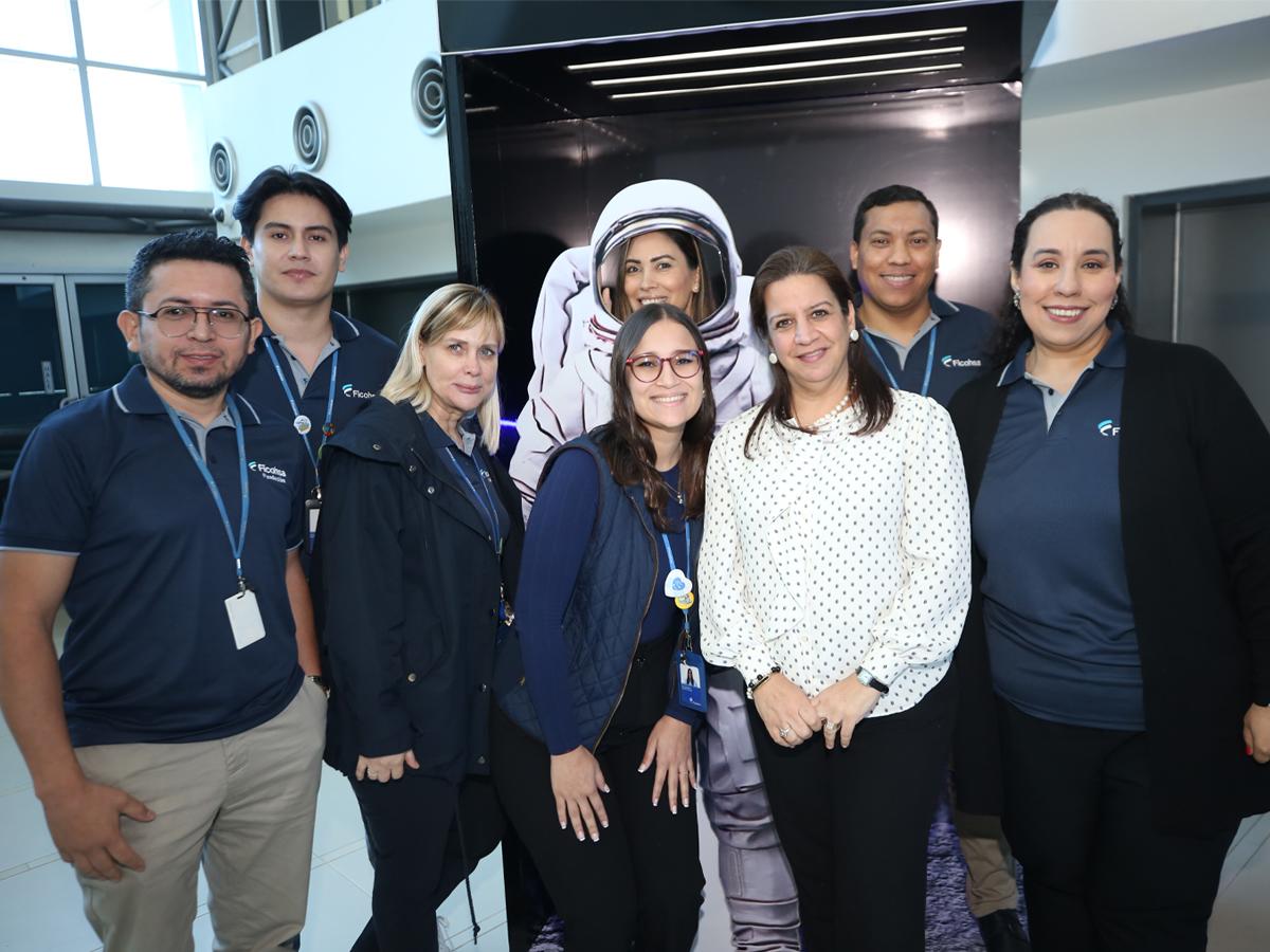 Grupo de colaboradores de Grupo Financiero Ficohsa presentes en el lanzamiento de la campaña.