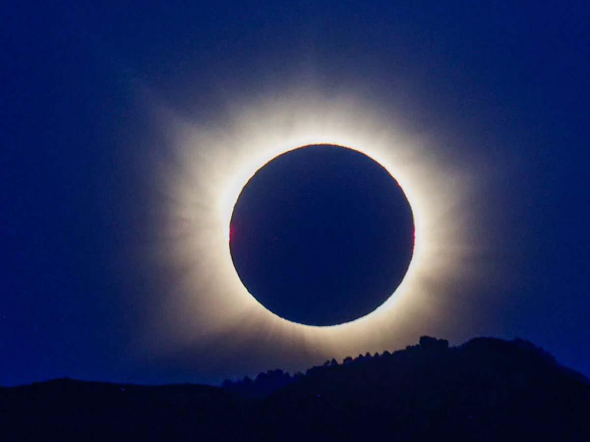 Eclipse total de Sol sorprende a millones con dos minutos de oscuridad